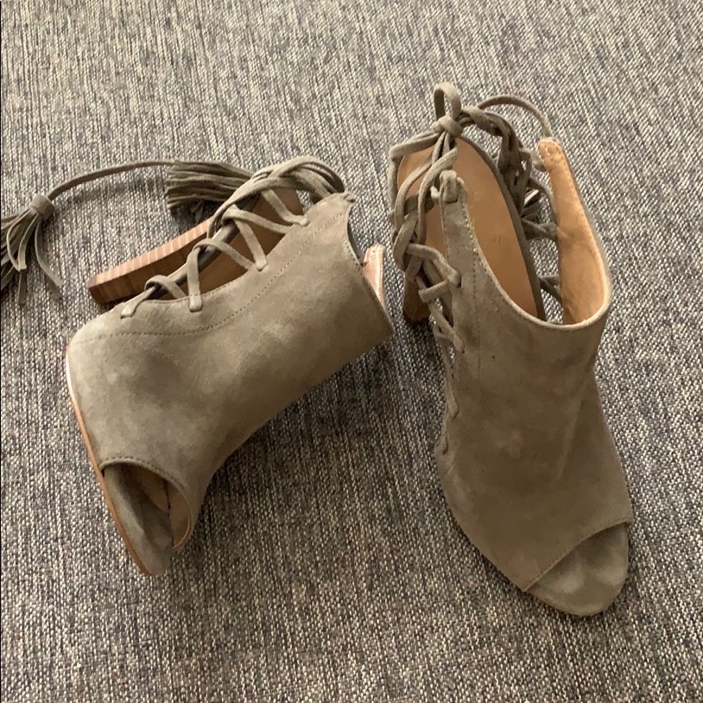 🟢 Banana Republic Deborah Lace Heels Shoes Booties